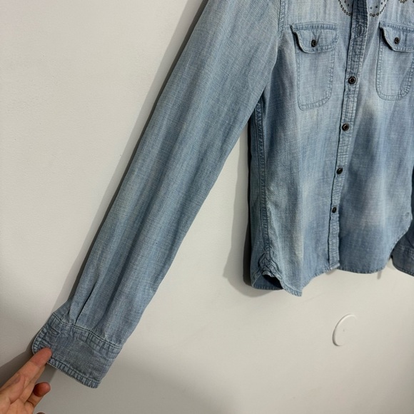 American Eagle Western Chambray Shirt Womens S Light Wash Blue Studded Boho VGUC - Picture 11 of 13